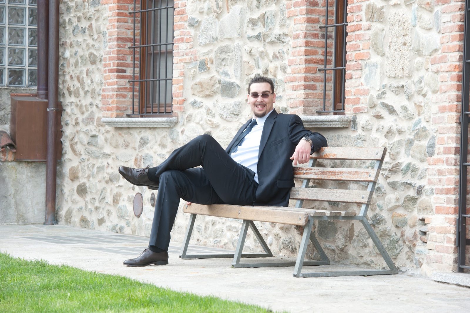 Fabio Folcio seduto su una panchina